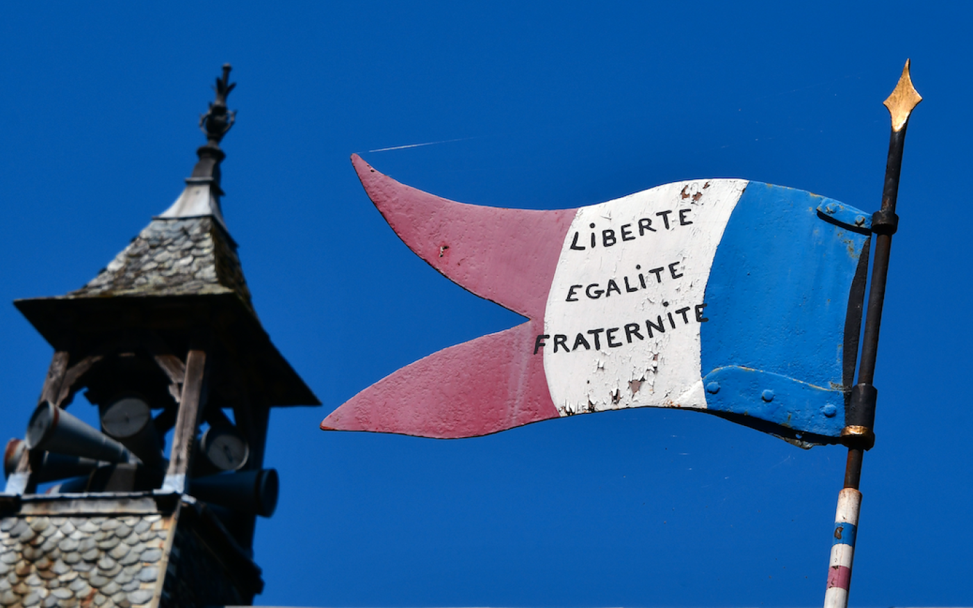 Un drapeau en bois portant la devise nationale de la France - Liberté, Égalité, Fraternité dans le centre-sud de la France, le 7 août 2018 
