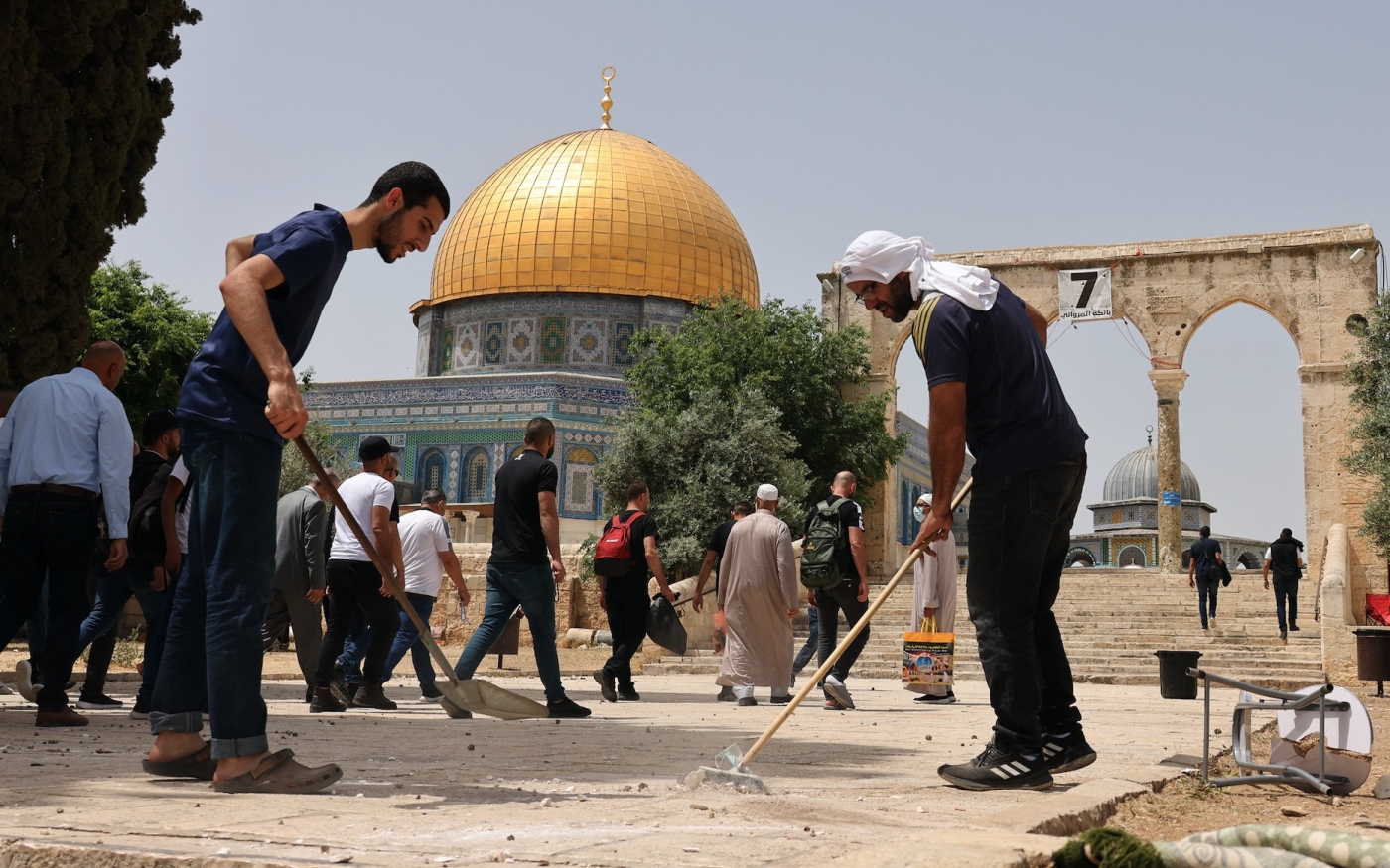Les Palestiniens sont vite retournés à al-Aqsa après le raid pour nettoyer les dommages (AFP)