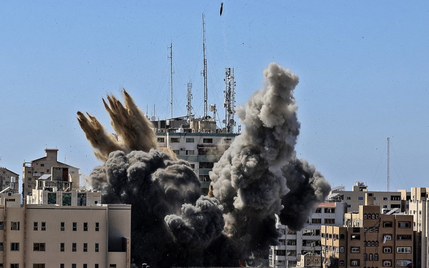 Une bombe explose sur la tour Jala lors d’une frappe aérienne israélienne à Gaza, le 15 mai 2021 (AFP)