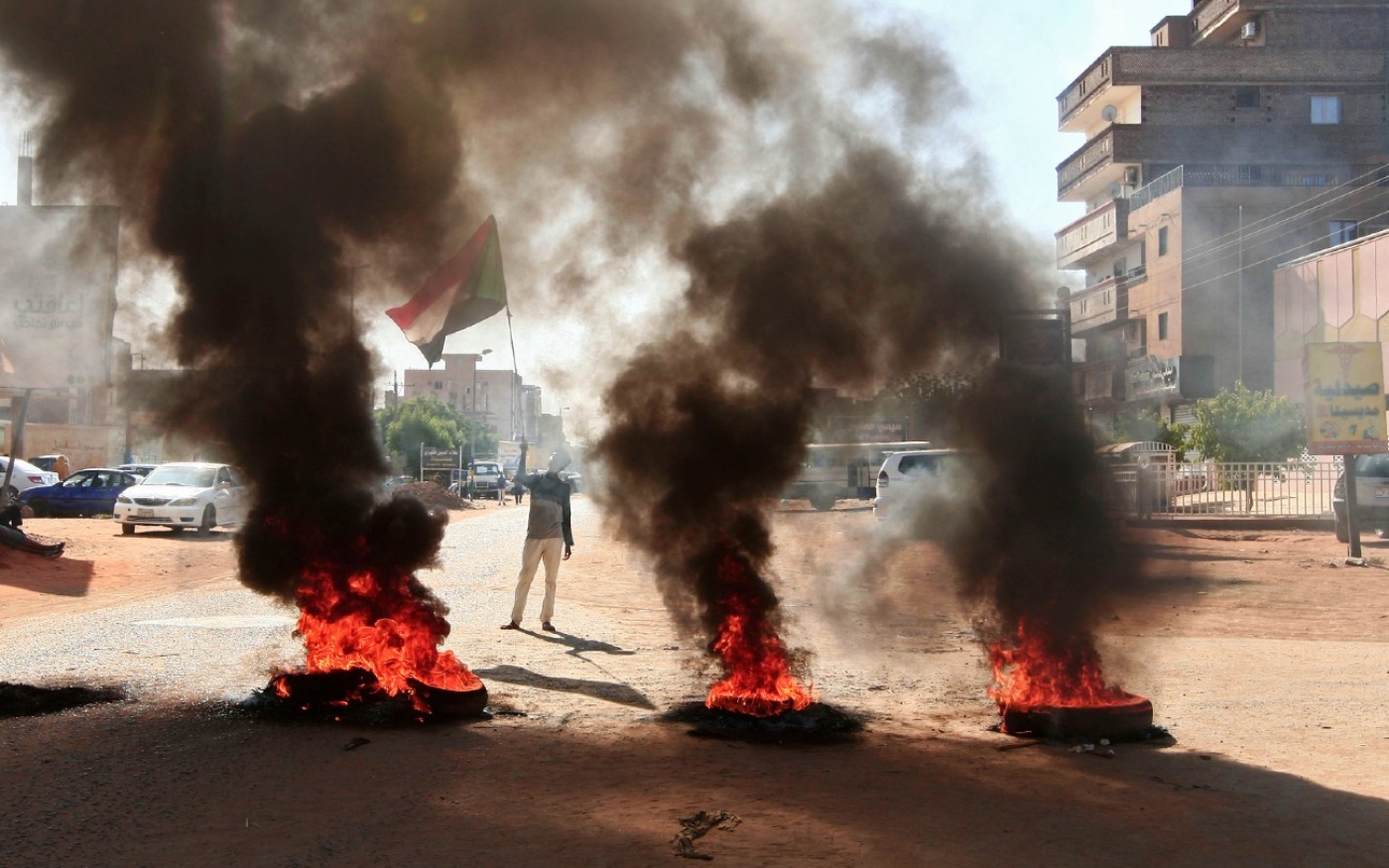 Des manifestants soudanais protestent contre l’aggravation de la crise économique, en octobre 2020 à Khartoum (AFP)