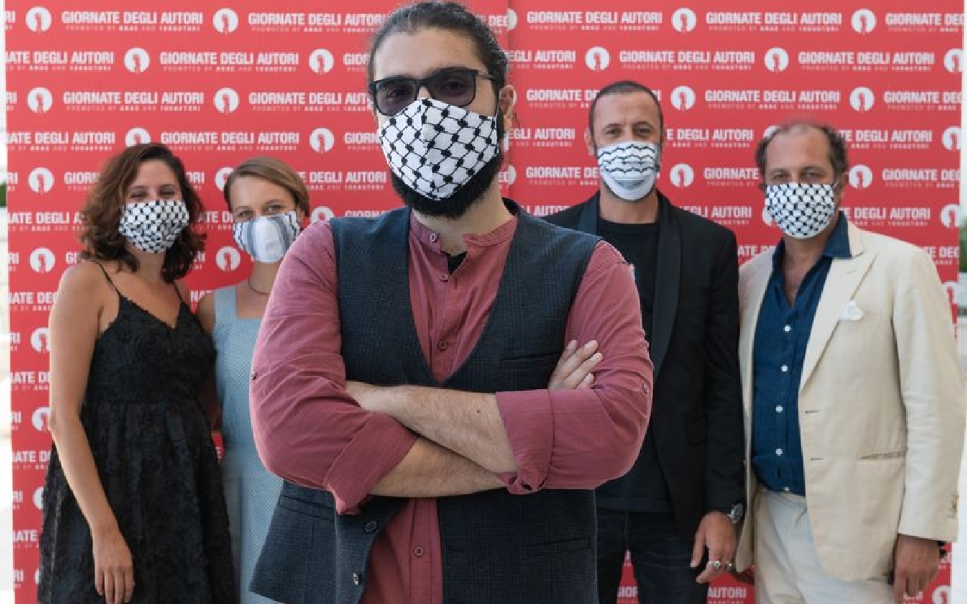 L’équipe de 200 mètres portant un masque inspiré du Keffieh palestinien aux « Journées des Auteurs » (publié par Ameen Nayfeh sur les réseaux sociaux)