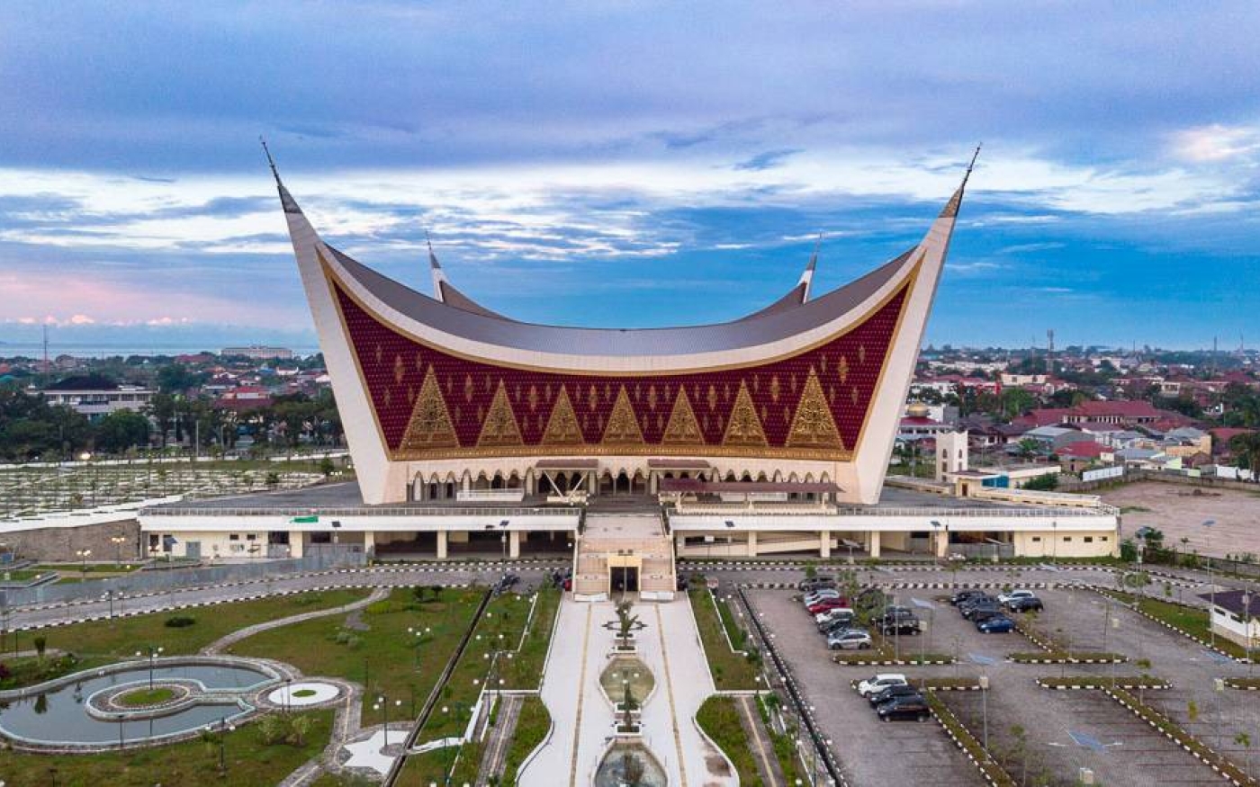 L’architecte de la Grande Mosquée de Sumatra occidental dit s’être inspiré du tissu tenu par les Quraysh pour placer la pierre noire dans la Kaaba (Creative Commons)
