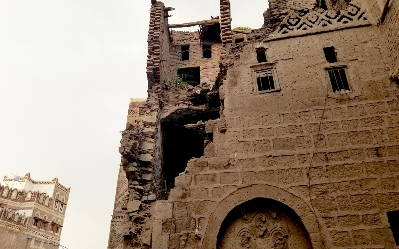 De nombreux bâtiments anciens dans la vieille ville de Sanaa sont à deux doigts de s’effondrer en raison d’années de manque d’entretien et des récentes pluies torrentielles (MEE)