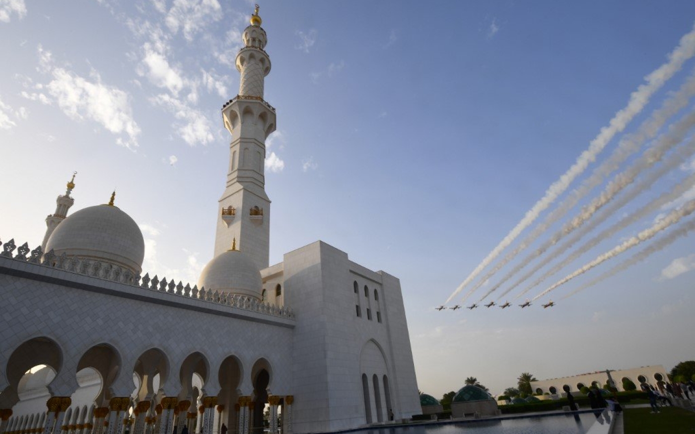 Des avions survolent la mosquée Sheikh Zayed à Abou Dabi en 2018 (AFP)