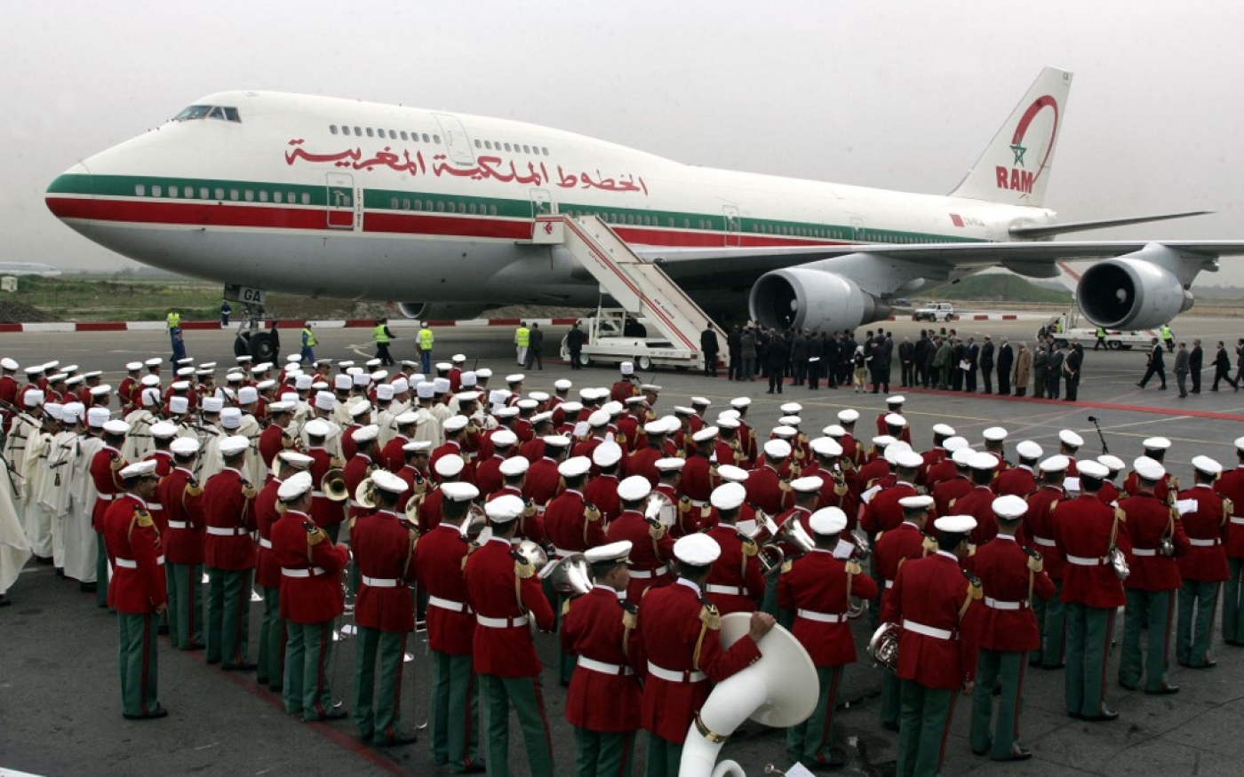 Le 21 mars 2005, l’avion du roi du Maroc est accueilli en musique à l’aéroport d’Alger pour le sommet de la Ligue arabe (AFP/Joseph Barrak)