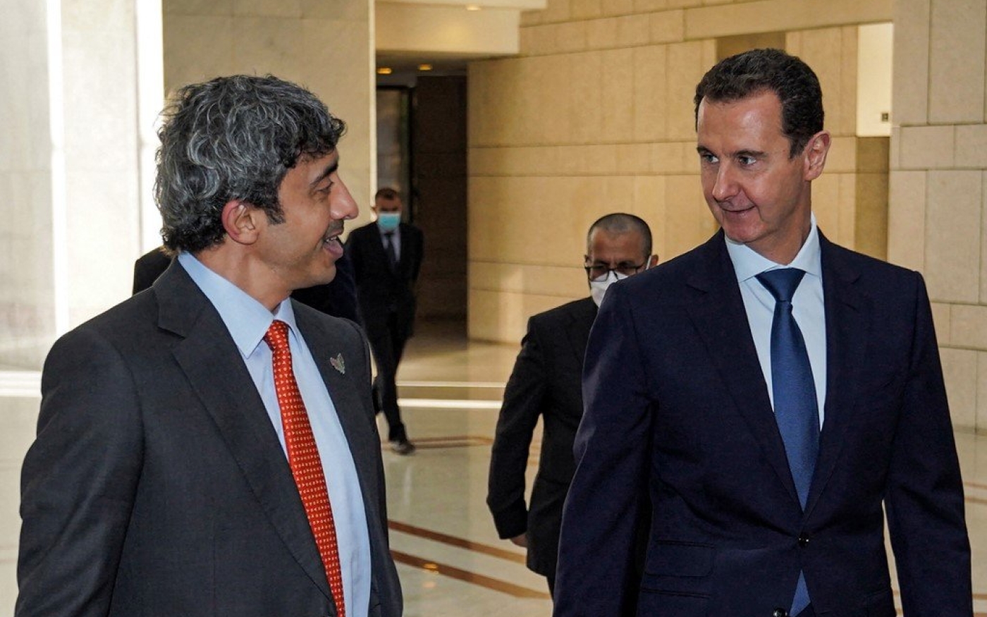 Le président syrien Bachar al-Assad reçoit le ministre émirati des Affaires étrangères, Cheikh Abdallah ben Zayed, à Damas le 9 novembre 2021 (SANA/AFP)