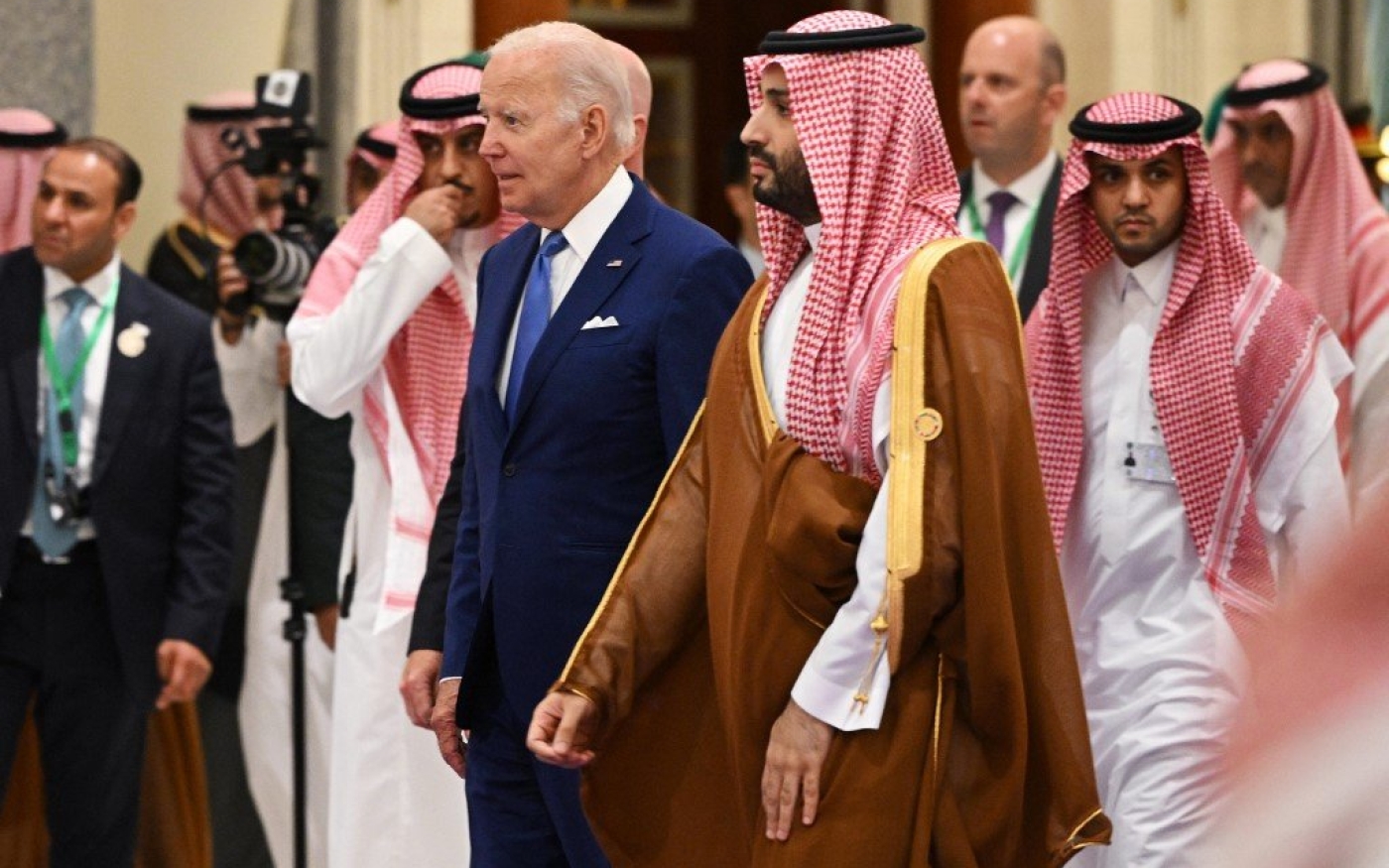Joe Biden et le prince héritier saoudien Mohammed ben Salmane à Djeddah (Arabie saoudite), le 16 juillet 2022 (AFP)