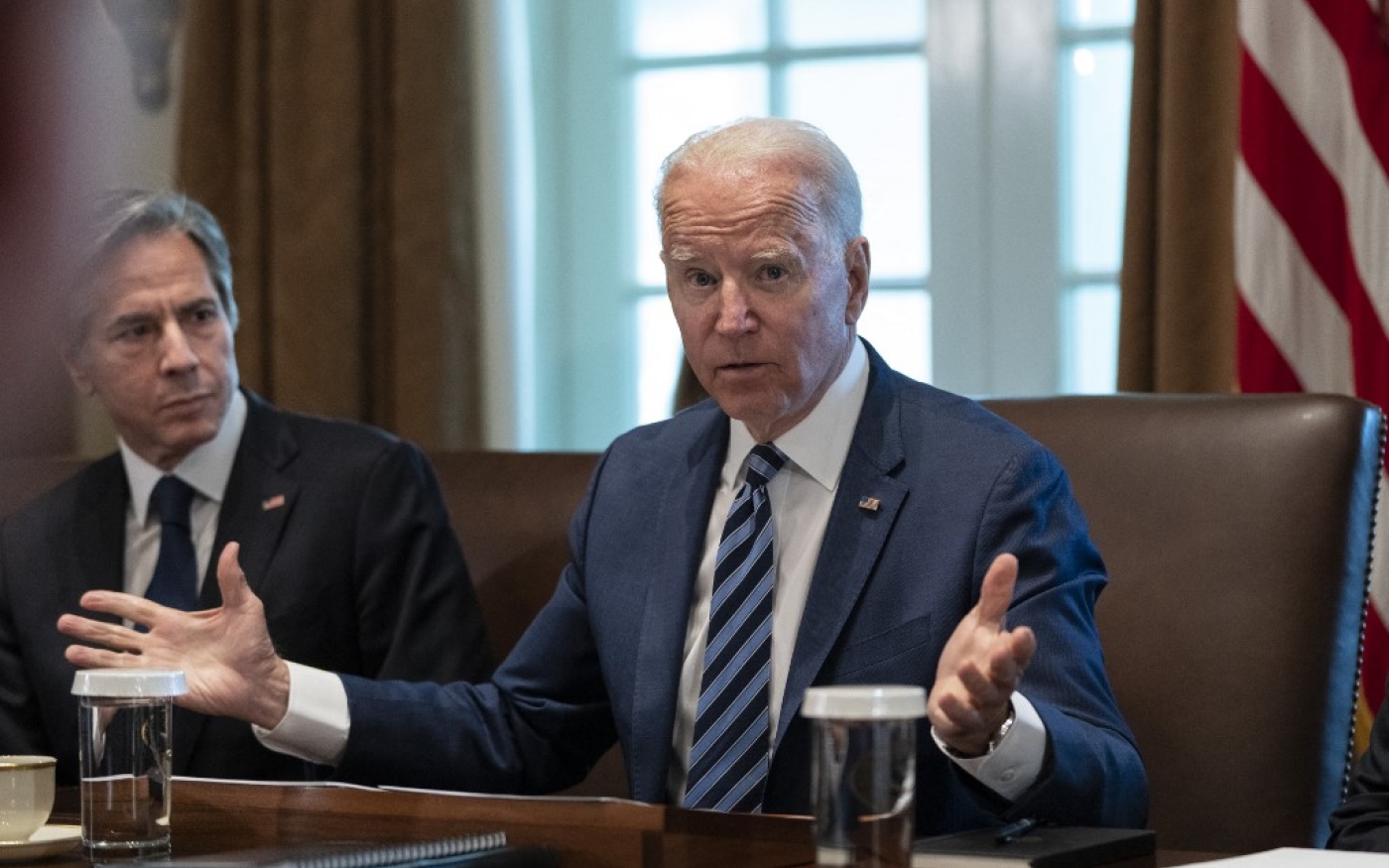 Le secrétaire d’État américain Antony Blinken regarde le président Biden s’exprimer à la Maison-Blanche, le 20 juillet 2021 (AFP)
