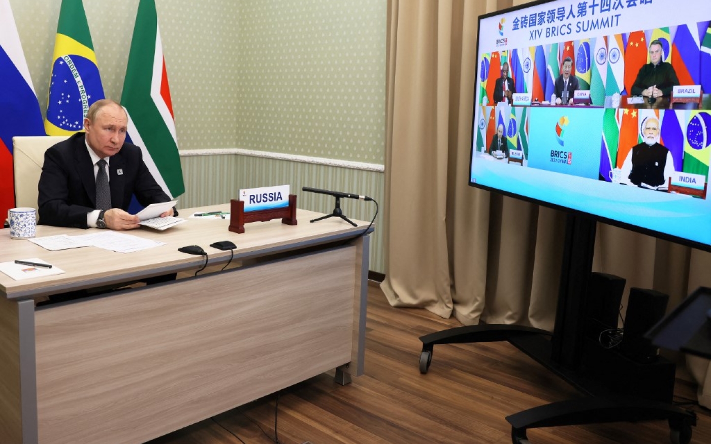Vladimir Poutine, ici lors du dernier sommet des BRICS organisé par vidéoconférence le 23 juin 2022, ne « serait pas opposé », selon les termes de son ambassadeur à Alger, à l’entrée de l’Algérie dans les BRICS (AFP/Mikhail Metzel)