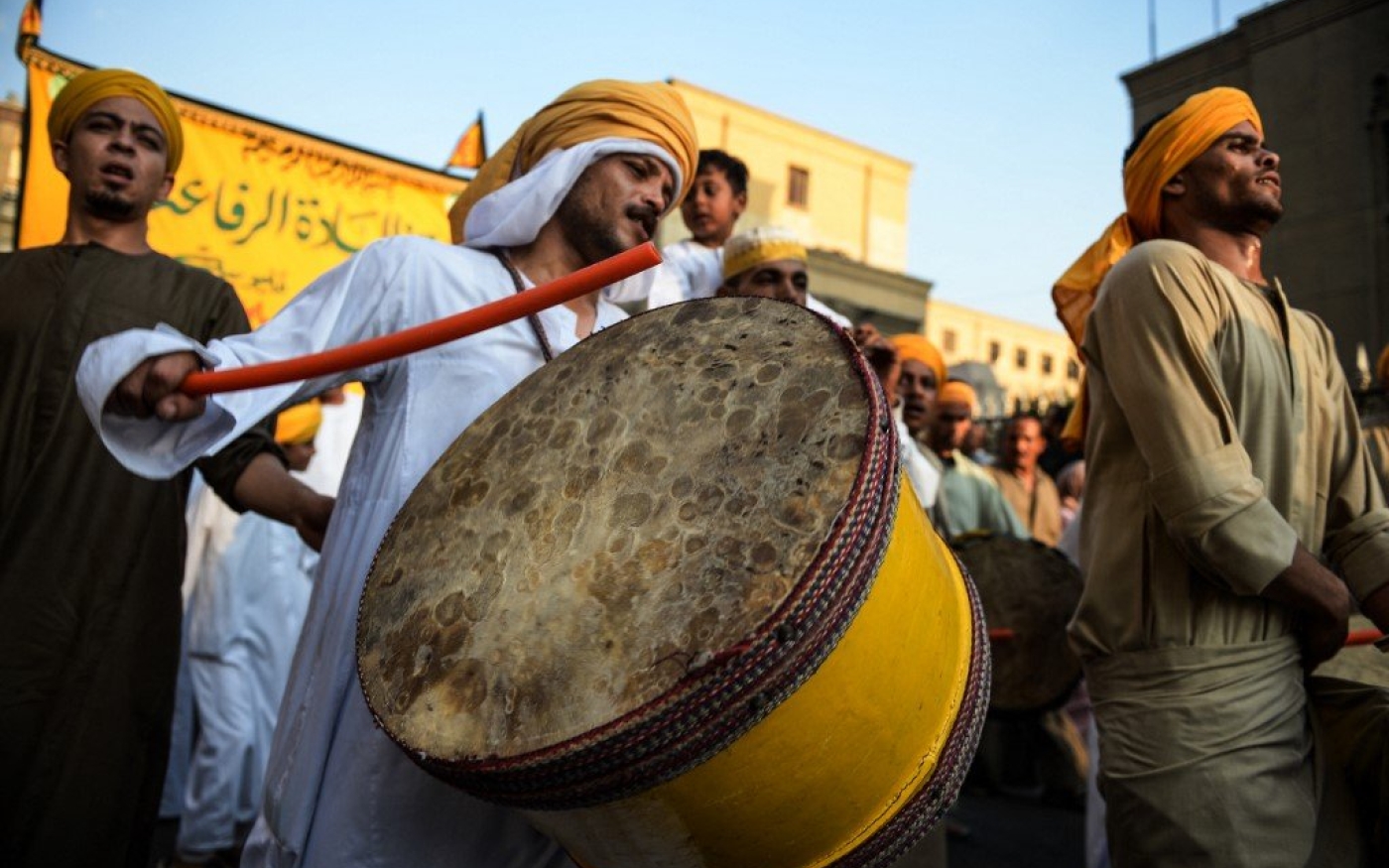 Des soufis égyptiens chantent lors d’une procession célébrant le Nouvel an islamique dans la rue al-Azhar, dans la capitale Le Caire (AFP)