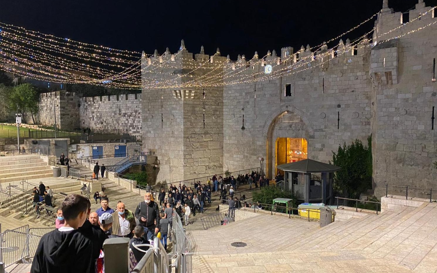 Palestinians using a restricted Damascus Gate (MEE/Aseel Jundi)