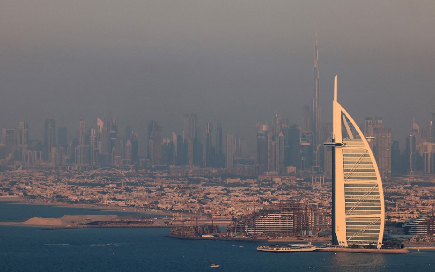 L’hôtel Burj al-Arab à Dubaï, reconnaissable à sa forme de voile géante, est un des plus hauts du monde (AFP/Giuseppe Cacace)