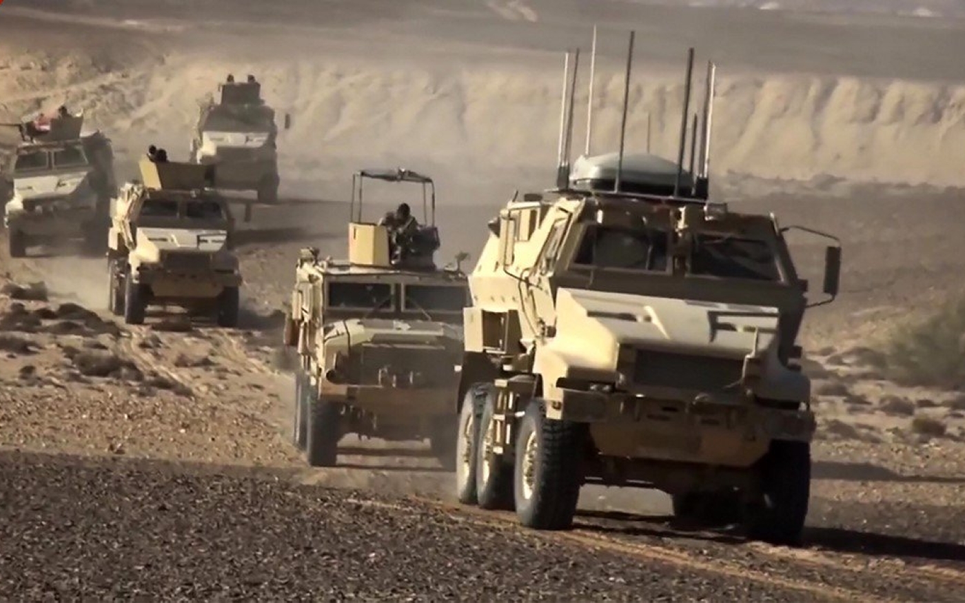 Des véhicules de l’armée égyptienne roulent dans le désert, en 2020 (ministère égyptien de la Défense/AFP)