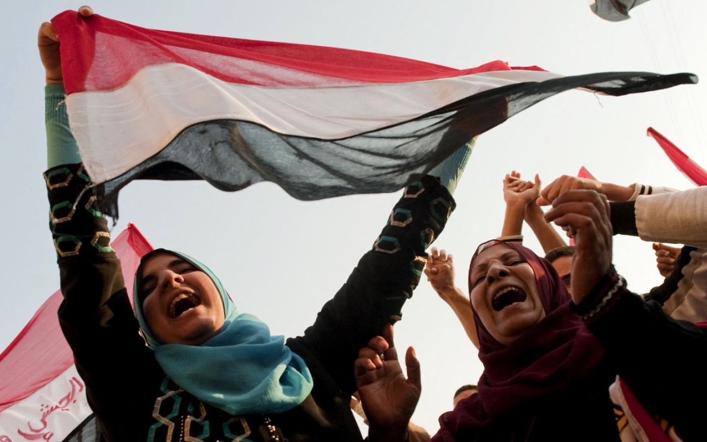 Des citoyennes égyptiennes célèbrent la démission du président Hosni Moubarak sur la place Tahrir du Caire, le 12 février 2011 (AFP)