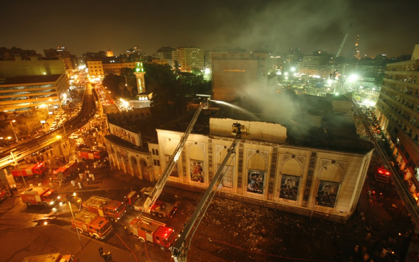Des pompiers combattent un incendie à l’intérieur du théâtre national du Caire, le 27 septembre 2008 (Reuters/Asmaa Waguih)