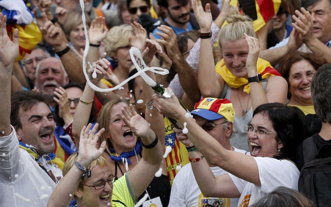 Manifestations de joie après le vote du Parlement de Catalogne pour déclarer l’indépendance le 27 octobre 2017 (AFP/Pau Barrena)