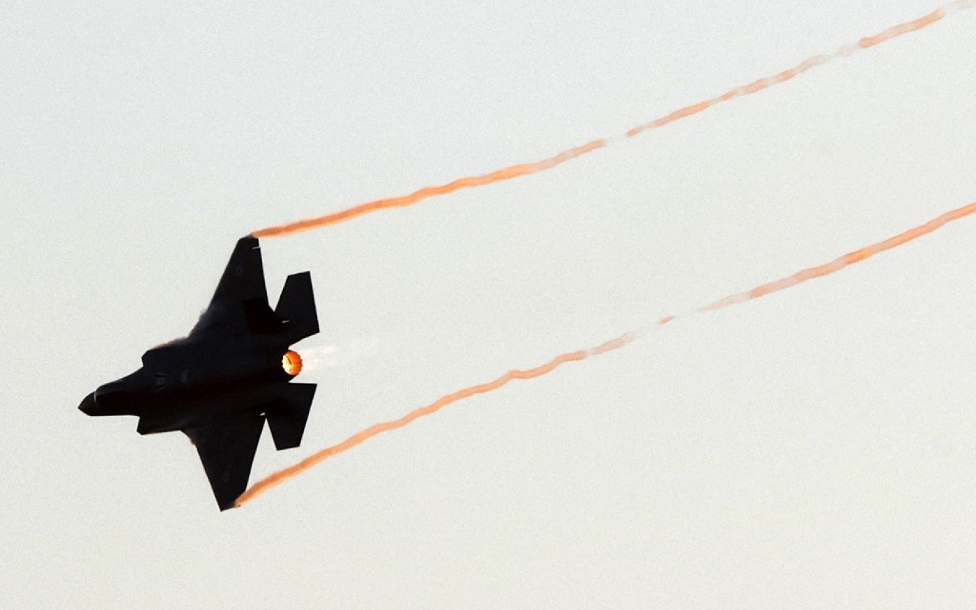 Un avion de combat F-35 Lightning II en représentation lors d’une cérémonie dans le désert israélien du Néguev, le 24 juin 2021 (AFP)