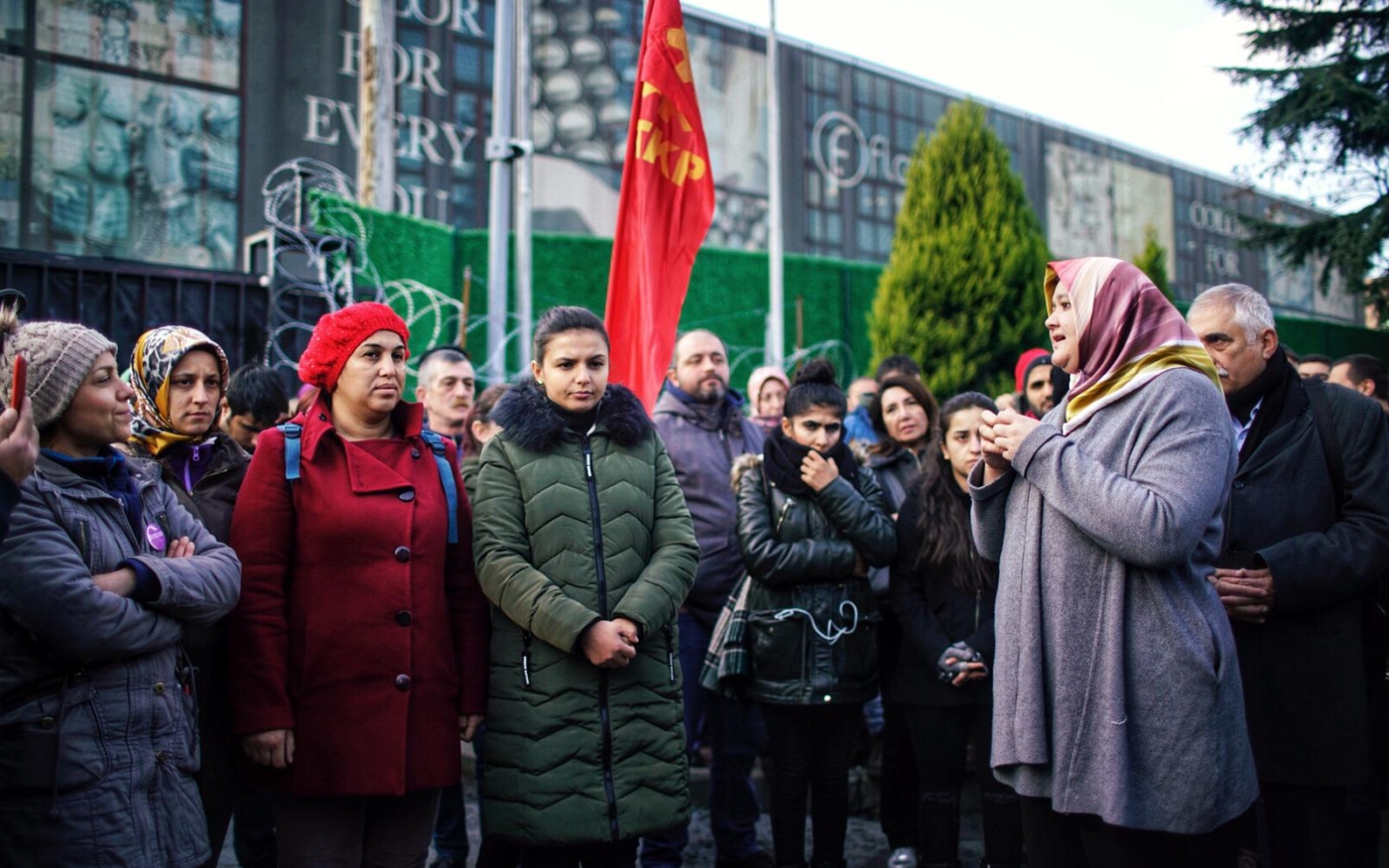 Fatma Akin s’adresse aux grévistes licenciés par l’entreprise de cosmétiques Flormar suite à leur décision de s’affilier à un syndicat dans la ville de Gebze (TKP)