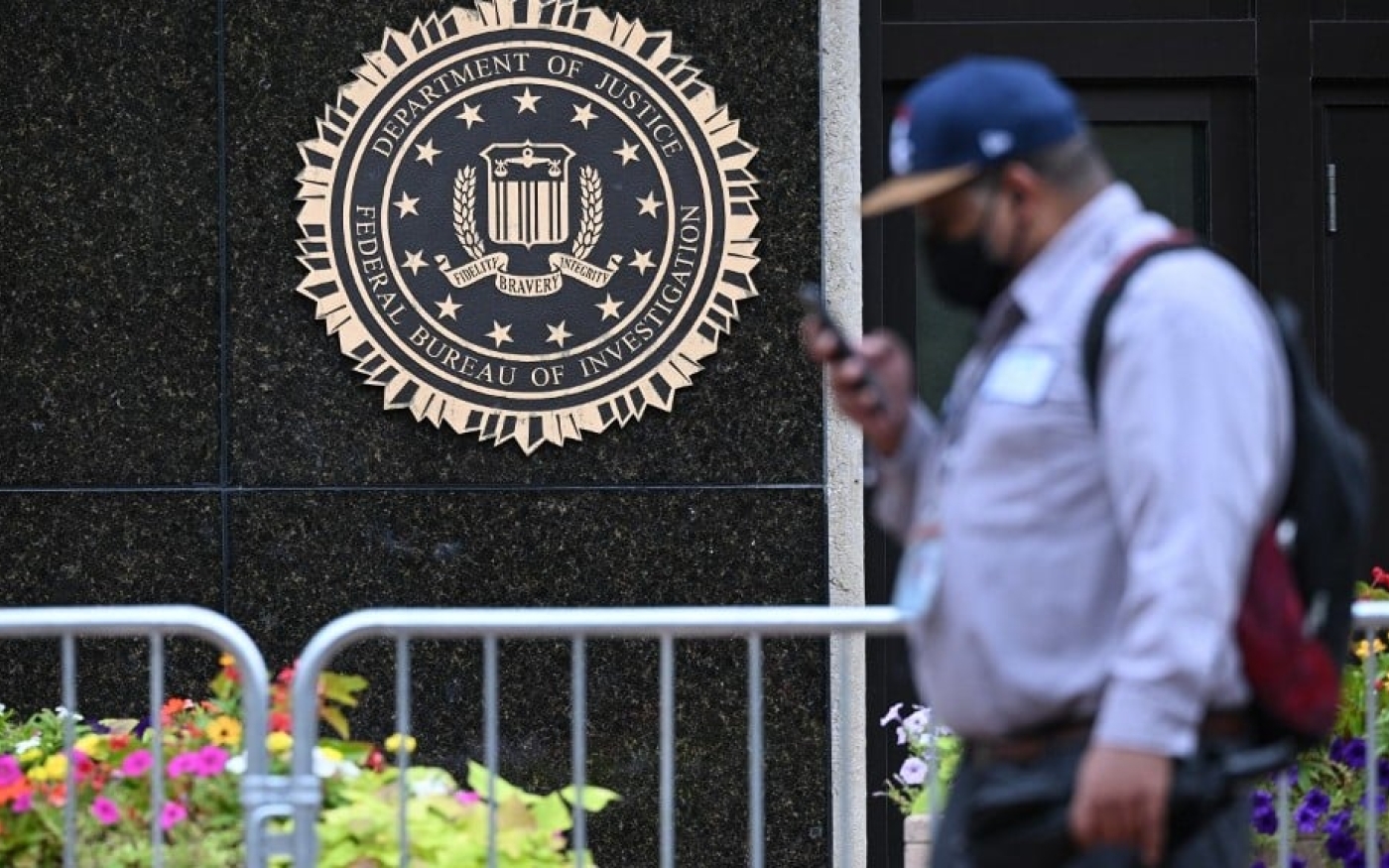 Le sceau du FBI devant son siège de Washington, le 15 août 2022 (AFP)