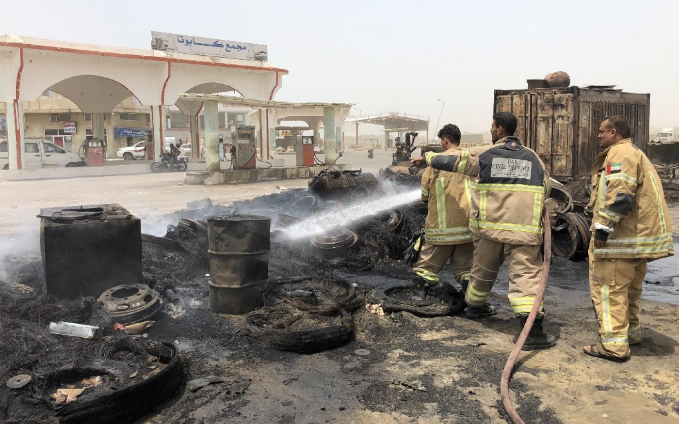 Les pompiers éteignent un incendie à la suite d’affrontements dans le quartier de Mansoura à Aden, dimanche (AFP)
