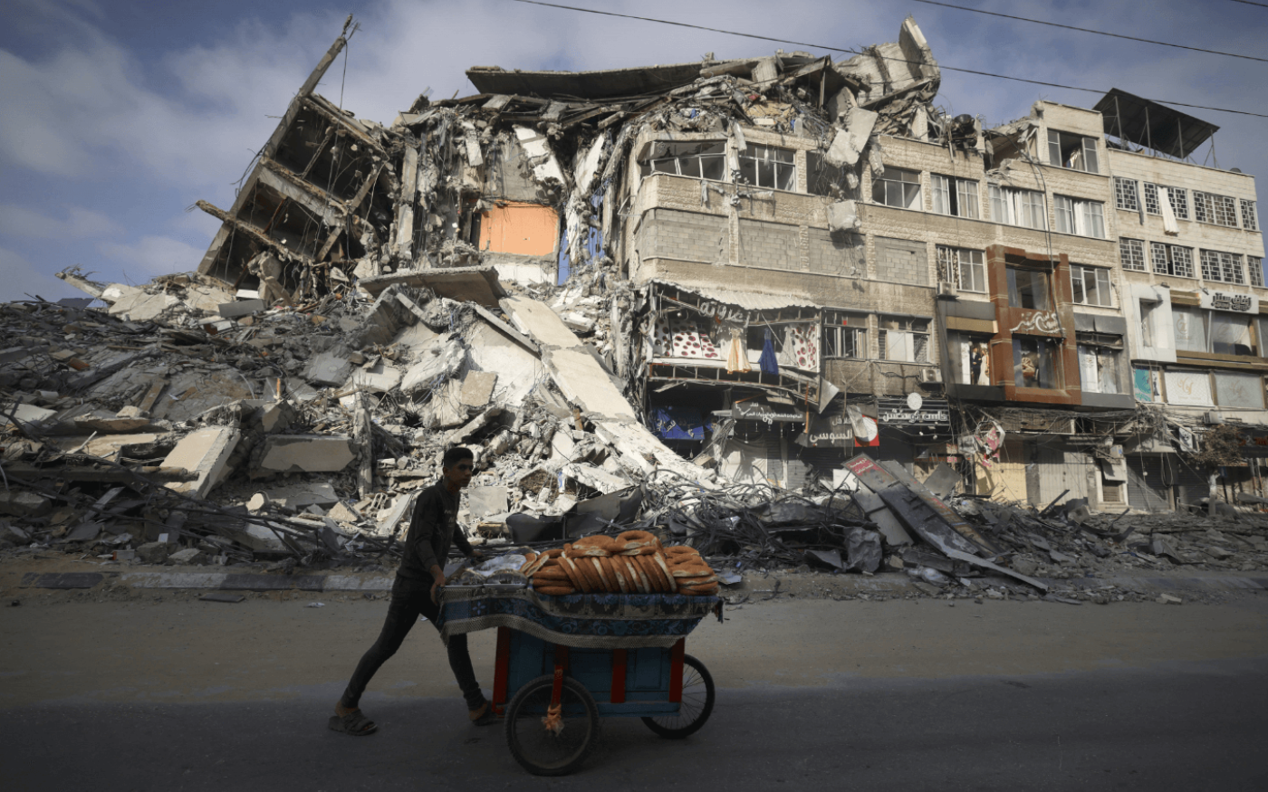 Un Palestinien passe à côté du bâtiment Al-Shuruq détruit à Gaza, le 20 mai 2021 (AFP/Mahmud Hams)