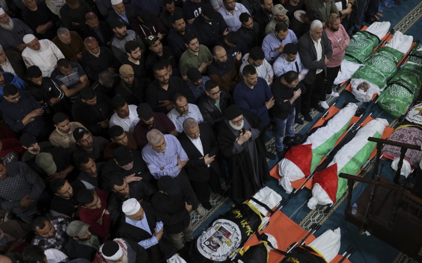 Prière lors des funérailles collectives pour les personnes tuées lors des raids aériens israéliens sur la bande de Gaza le 9 mai 2023 (AFP/Mohammed Abed)