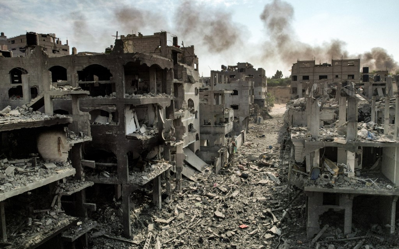 Cette photo prise le 11 octobre 2023 montre une vue aérienne des bâtiments détruits par les frappes aériennes israéliennes dans le camp de Jabaliya dans la ville de Gaza (Yahya Hassouna)
