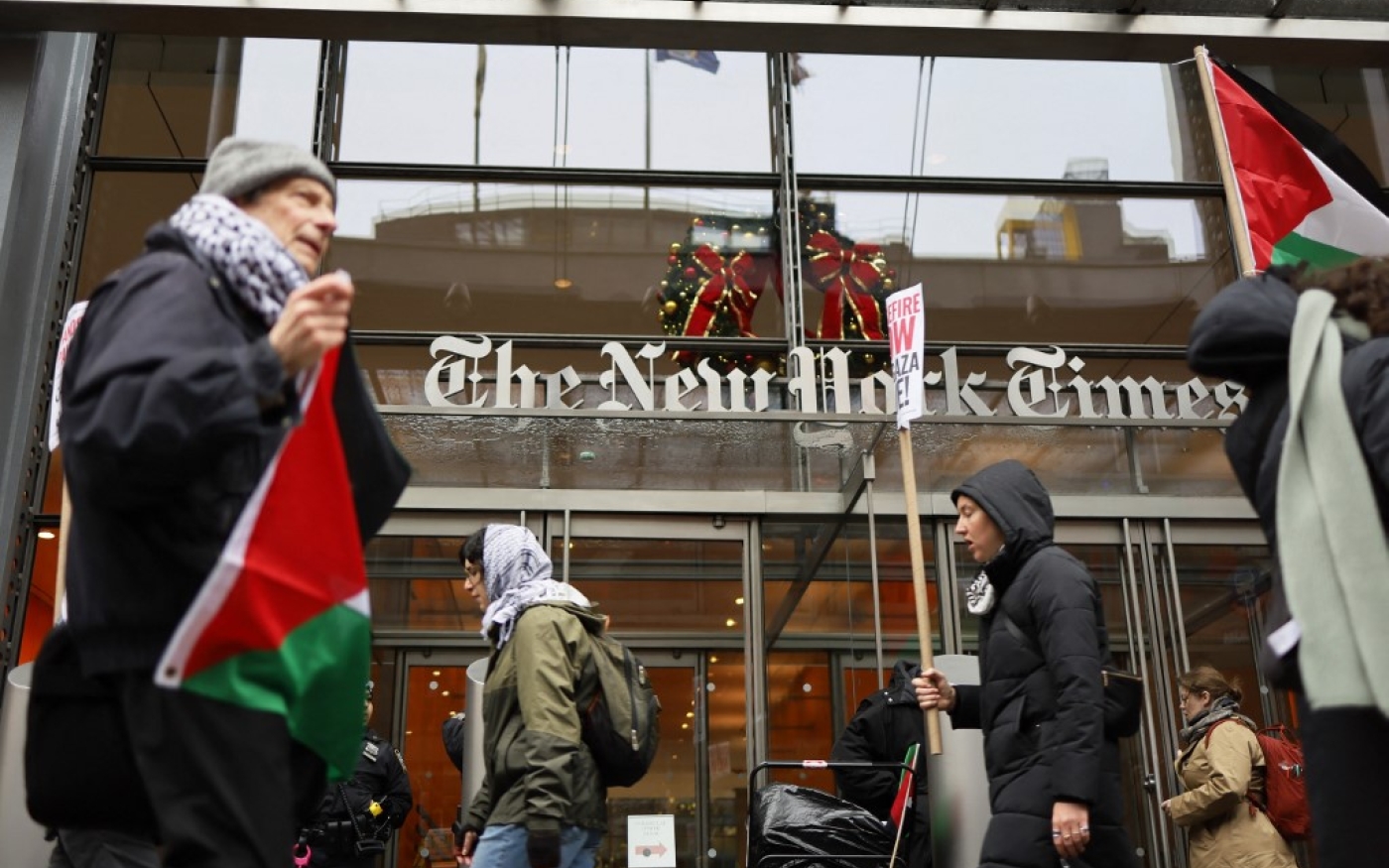 Des manifestants pro-palestiniens se rassemblent devant le bâtiment du New York Times pour protester contre la couverture par le journal de la guerre Israël-Palestine, le 11 décembre 2023 à New York (AFP)