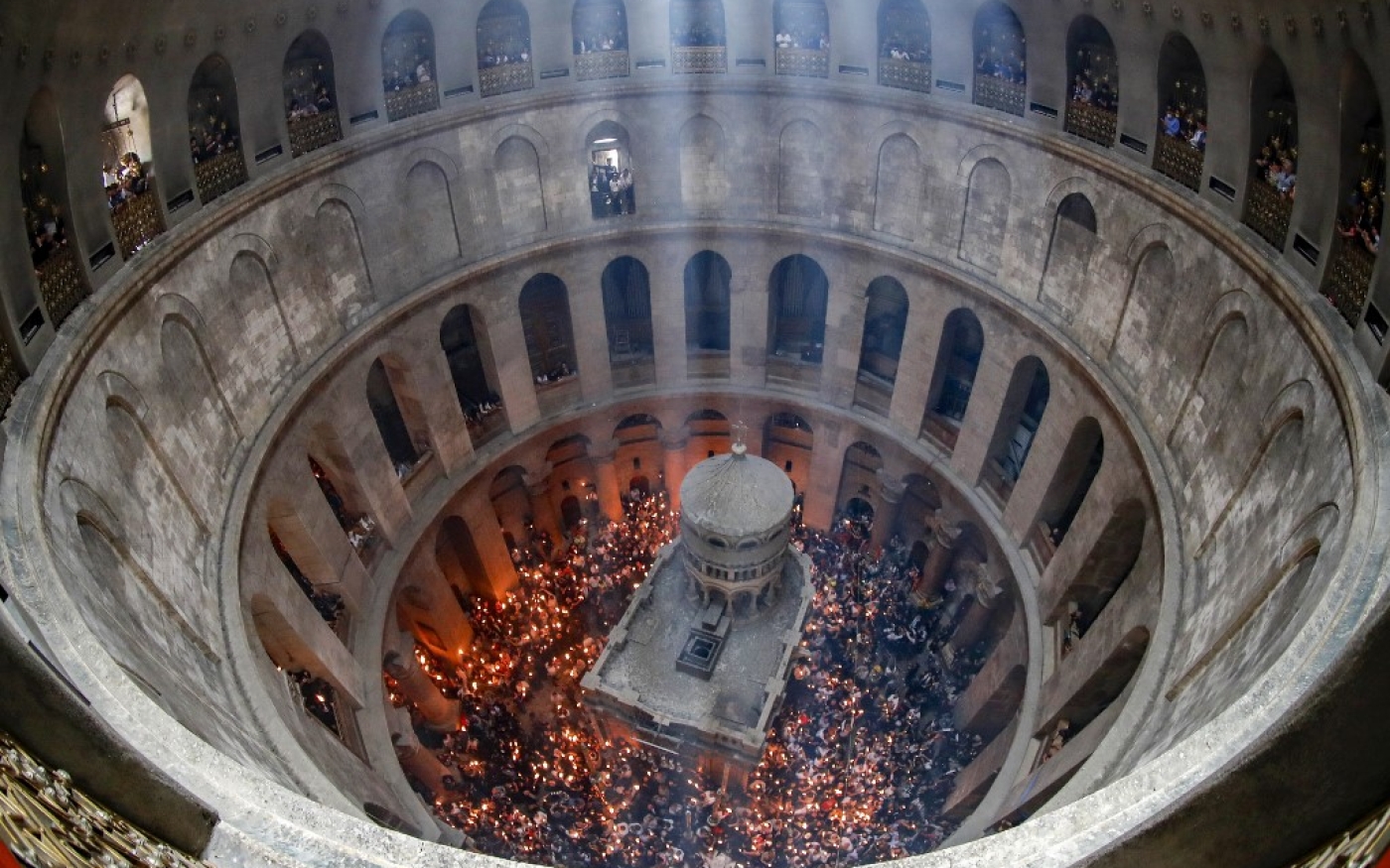 Des chrétiens orthodoxes se rassemblent lors de la cérémonie du Feu sacré au Saint-Sépulcre (AFP/Ahmed Gharabli)
