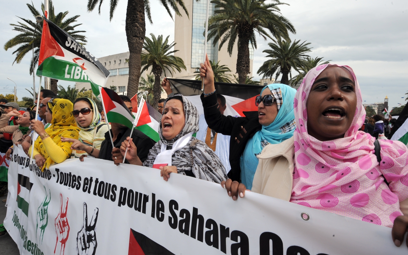 Des partisans du Front Polisario tiennent une banderole indiquant « Toutes et tous pour la Palestine – Toutes et tous pour le Sahara occidental » lors d’une manifestation en marge de la clôture du Forum social mondial, le 30 mars 2013 à Tunis (AFP)