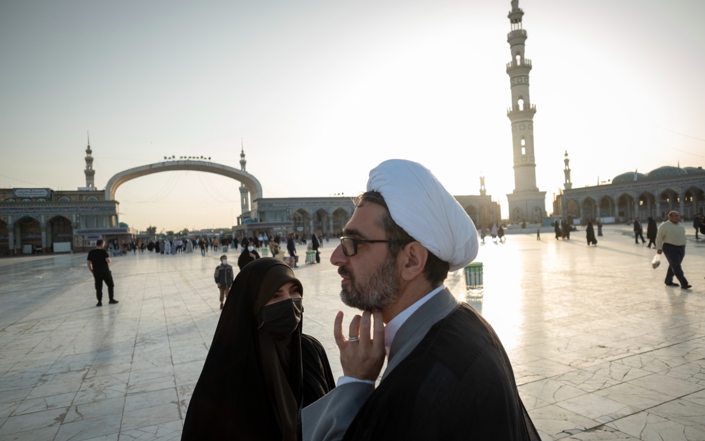 Une Iranienne reçoit des conseils religieux d’un ecclésiastique dans la ville sainte de Qom (Reuters)