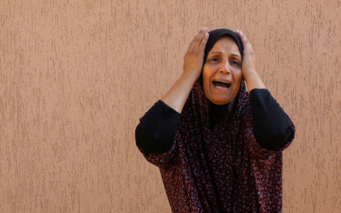 Une Palestinienne après un bombardement, à Khan Younès, dans le sud de la bande de Gaza, le 14 octobre 2023 (Reuters)