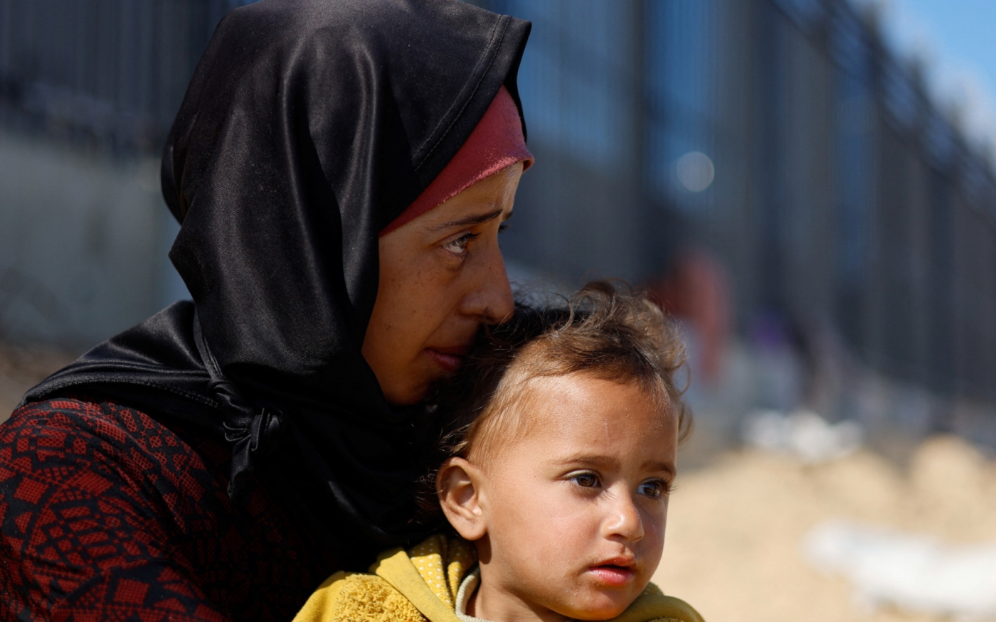 Une Palestinienne et son enfant, qui ont fui leur maison à cause des frappes israéliennes, se sont réfugiés dans un camp de tentes à Rafah, dans le sud de la bande de Gaza, près de la frontière avec l’Égypte, le 6 février 2024 (Reuters/Mohammed Salem)