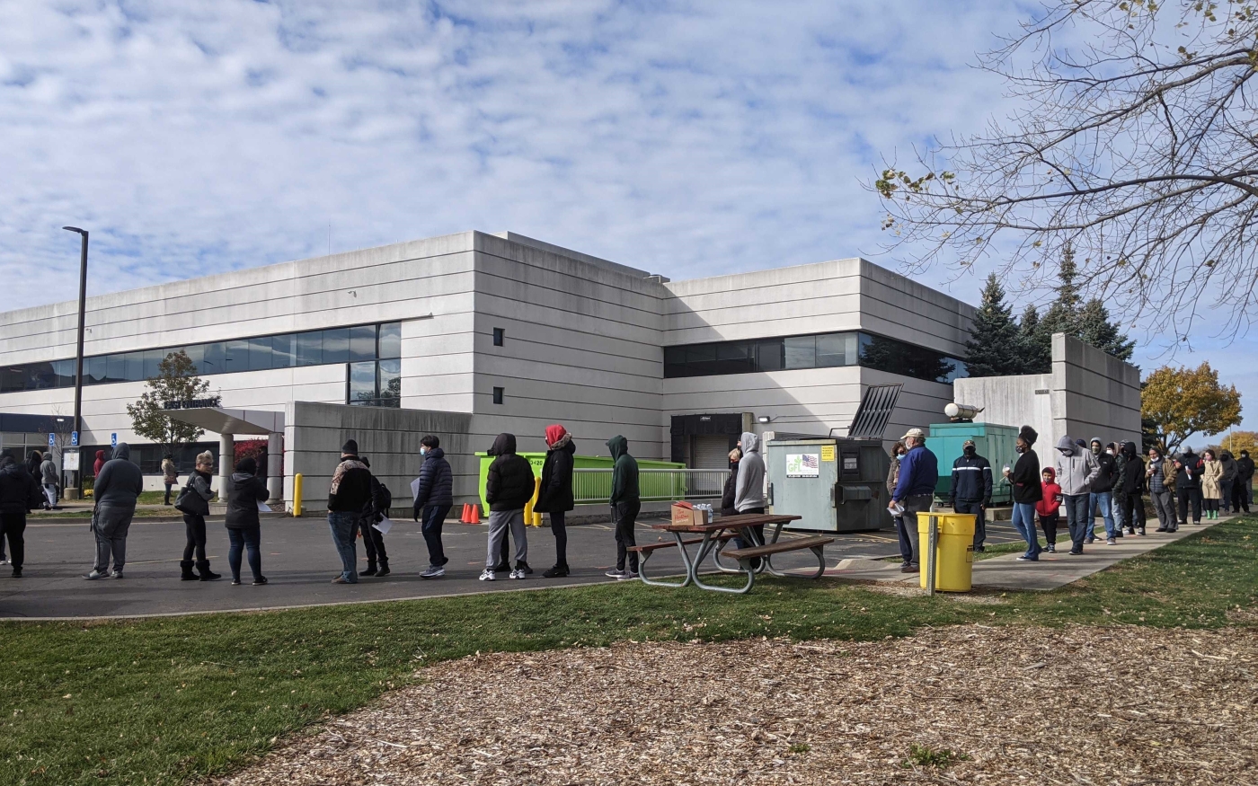 Les habitants font la queue pour voter tôt à la mairie de Dearborn (Michigan), le 2 novembre (MEE/Ali Harb)