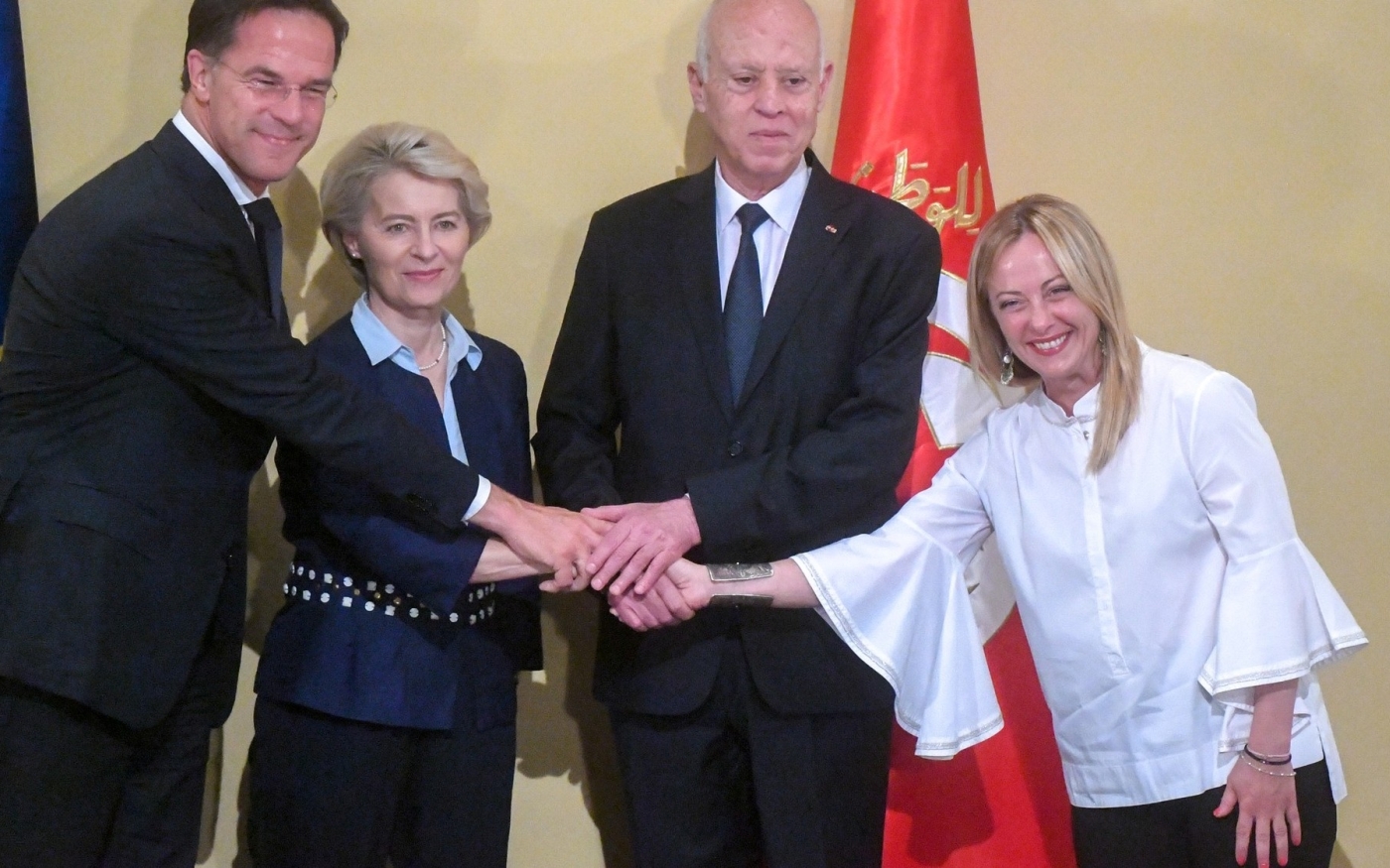 Le Premier ministre néerlandais Mark Rutte, la présidente de la Commission européenne Ursula von der Leyen, le président tunisien Kais Saied et la Première ministre italienne Giorgia Meloni, photographiés à Tunis, le 16 juillet 2023 (présidence tunisienne/AFP)