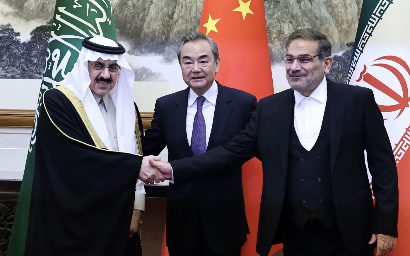 (De gauche à droite) Le conseiller saoudien à la sécurité nationale Musaad ben Mohammed al-Aiban, le Chinois Wang Yi et Ali Shamkhani, membre du Conseil de sécurité nationale suprême iranien, lors d’une rencontre à Beijing, le 10 mars 2023 (Reuters)