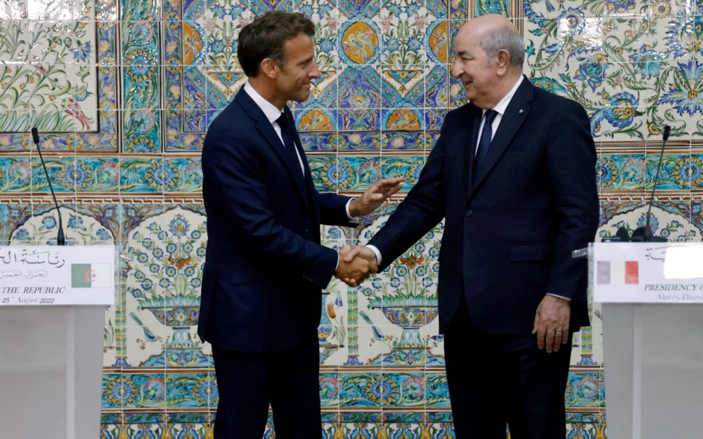 Emmanuel Macron (à gauche) et son homologue algérien Abdelmadjid Tebboune se serrent la main à l’issue d’une conférence de presse conjointe au palais présidentiel d’Alger, le 25 août 2022 (AFP/Ludovic Marin)
