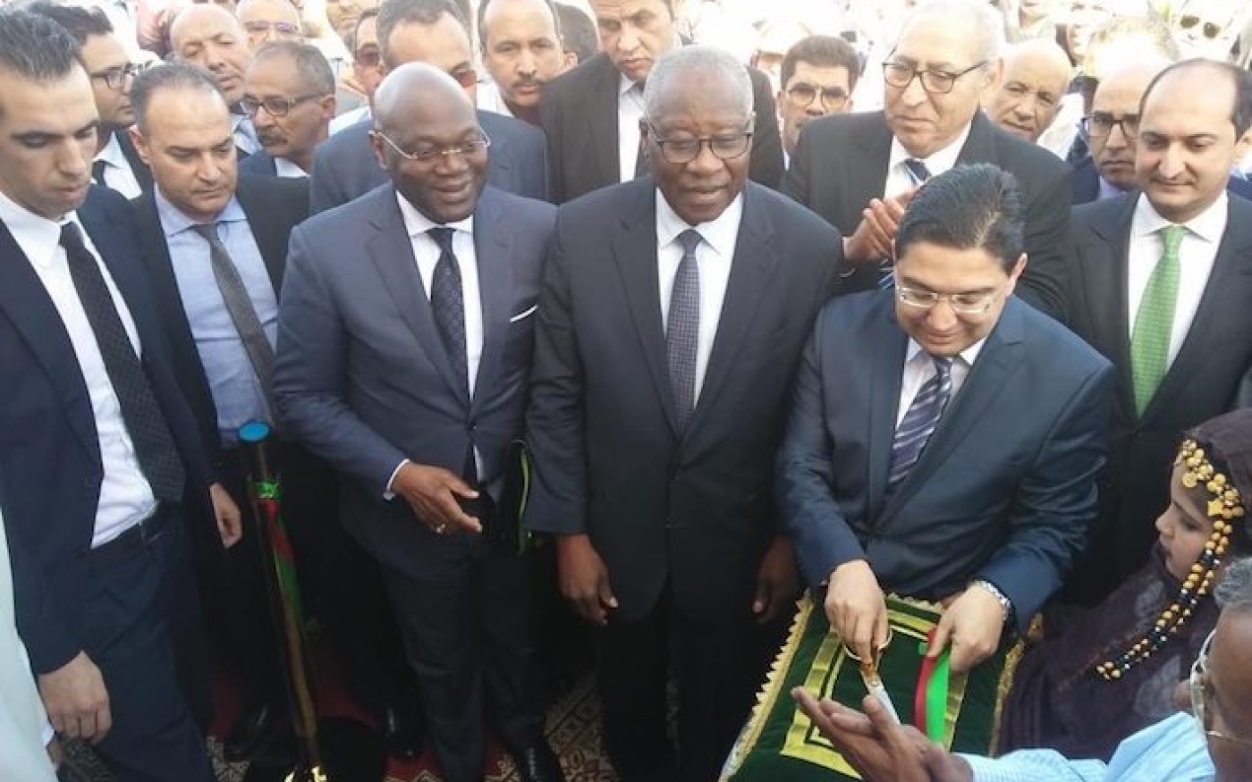 Mamadi Touré, ministre guinéen des Affaires étrangères, et Nasser Bourita, son homologue marocain, inaugurent le consulat général de la République de Guinée, à Dakhla, le 17 janvier 2020 (Twitter/@maegegn)