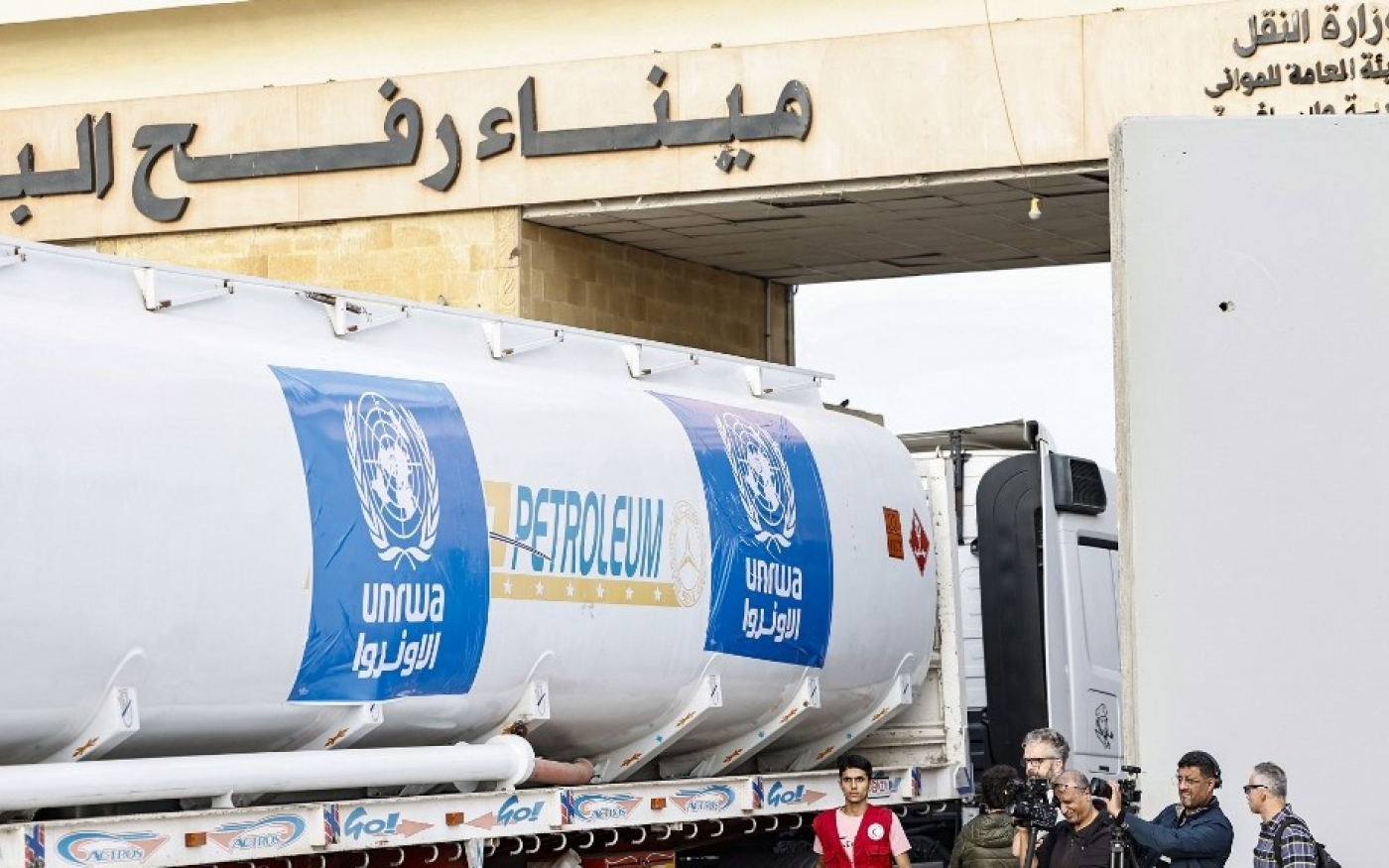 Un camion transportant de l’aide humanitaire de l’UNRWA arrive du côté égyptien du poste-frontière de Rafah, le 22 novembre 2023 (AFP)