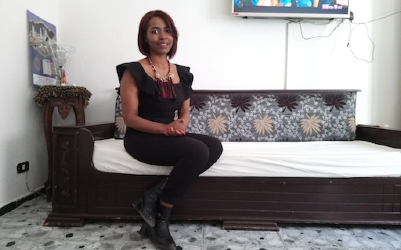 Ghofrane Binous, hôtesse de l'air tunisienne, a été traitée de « sale noire » par une passagère (MEE/Lilia Blaise)