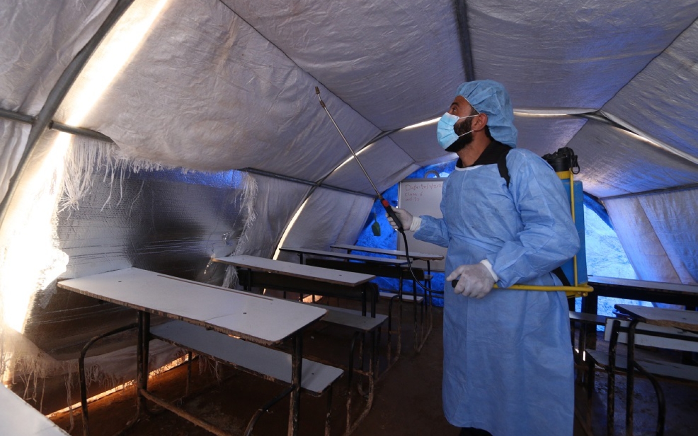 Les travailleurs humanitaires du camp de réfugiés d’Atmeh ont pulvérisé un désinfectant sur toutes les surfaces pour empêcher la propagation du coronavirus (MEE/Yousef Gharibi)