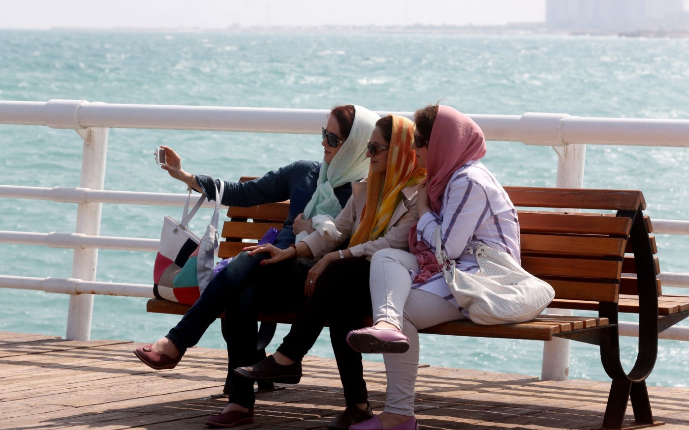 Des Iraniennes prennent un selfie sur le front de mer dans la station balnéaire de Kish, dans le sud de l’Iran, en novembre 2016 (Atta Kenare/AFP)