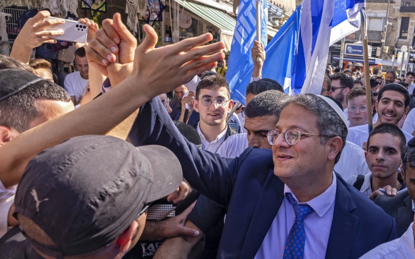 Itamar Ben-Gvir est acclamé par ses partisans lors d’un rassemblement pendant la campagne pour les législatives, le 28 octobre 2022 (AFP/Menahem Kahana)