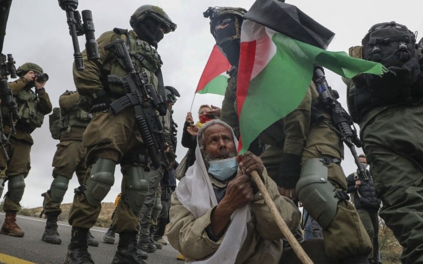 Des soldats israéliens arrêtent un manifestant palestinien près du village de Yatta (Cisjordanie occupée), le 15 janvier 2021 (AFP)