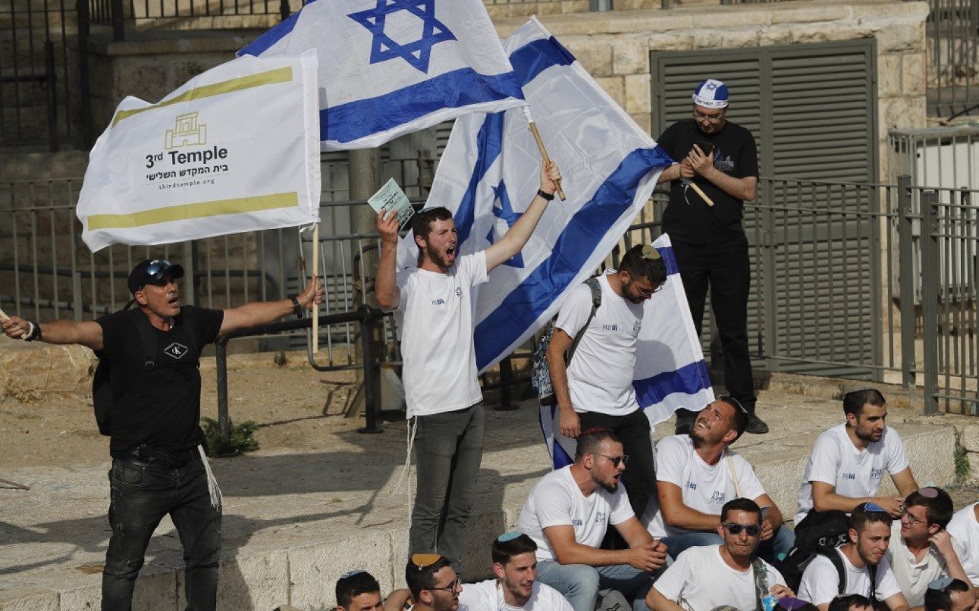Des manifestants israéliens se rassemblent à la porte de Damas à Jérusalem, le 29 mai 2022 (AFP)