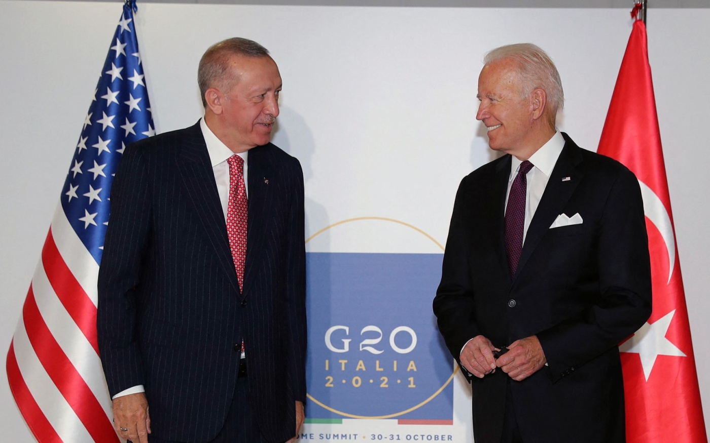 Le président américain Joe Biden avec le président turc Recep Tayyip Erdoğan lors du sommet du G20, au palais des congrès de Rome La Nuvola, le 31 octobre 2021 (AFP)