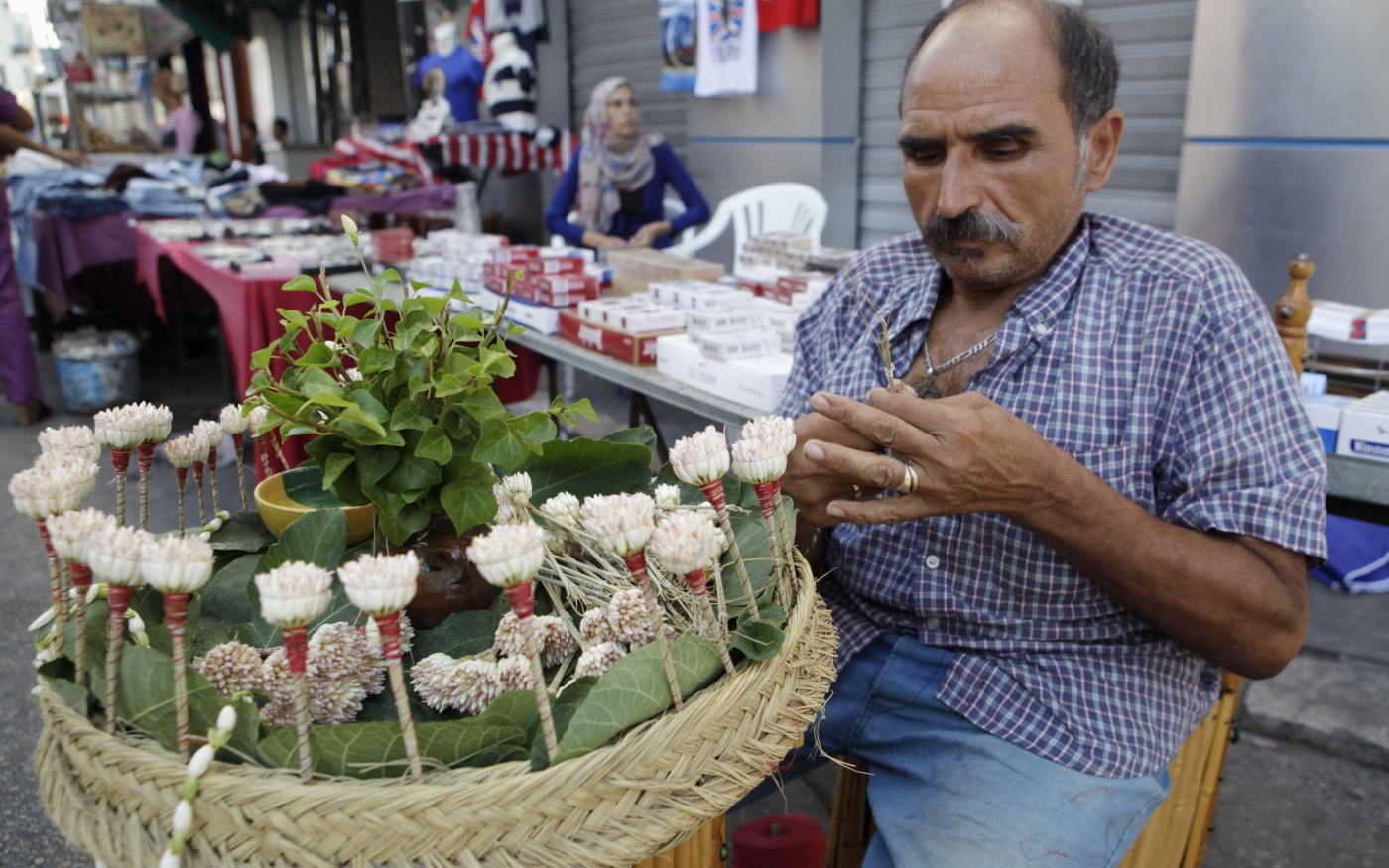 Un vendeur de jasmin expose des petits bouquets à Tunis (Reuters)