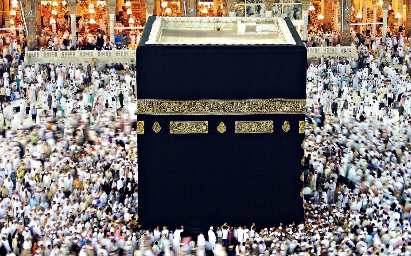La Kaaba à La Mecque, lieu le plus saint de l’islam, ornée de lignes du Coran. Historiquement, des odes d’Imrou al-Qays étaient également accrochées sur ses côtés (Creative Commons)