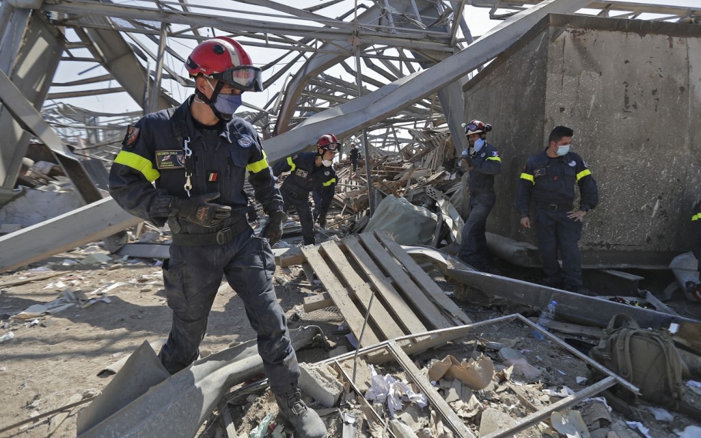 Des équipes de secours cherchent des survivants, trois jours après la terrible explosion dans le port de Beyrouth, qui a fait 215 morts et plus de 6 500 blessés, le 4 août 2020 (AFP/Joseph Eid)