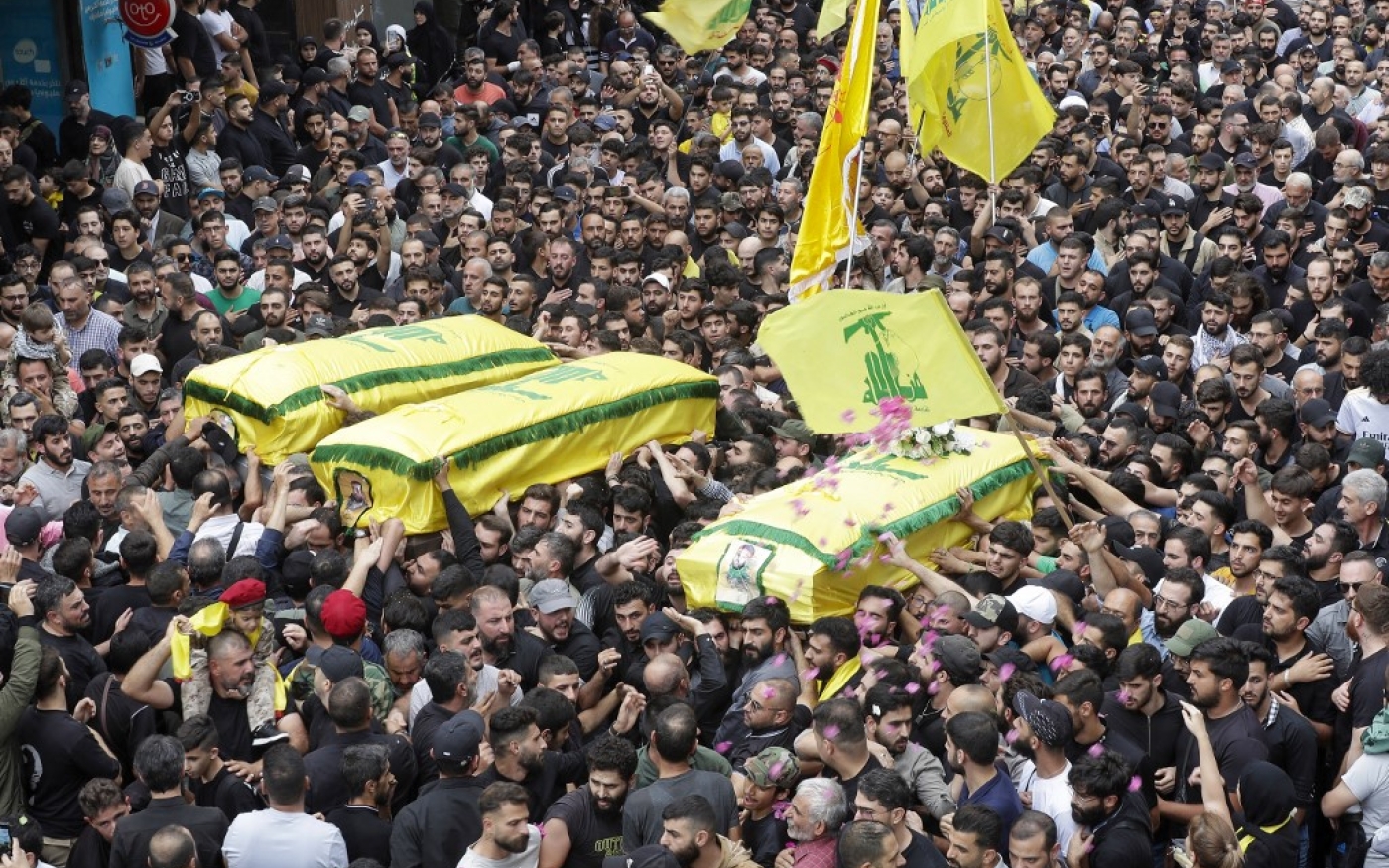 Des partisans du Hezbollah assistent aux funérailles de trois de ses membres tués lors de l’intensification des accrochages à la frontière libano-israélienne, dans le sud du Liban, le 27 octobre 2023 (AFP/Mahmoud Zayyat)